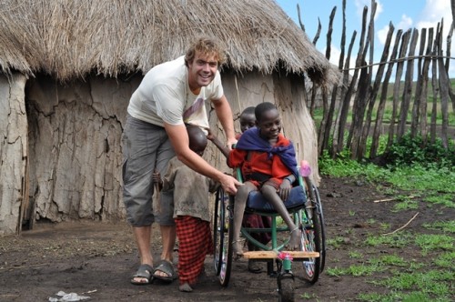 Kasper organiseert een rolstoel voor een invalide meisje